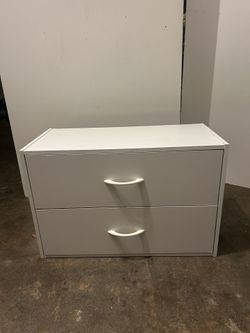 Белый комод с двумя выдвижными ящиками