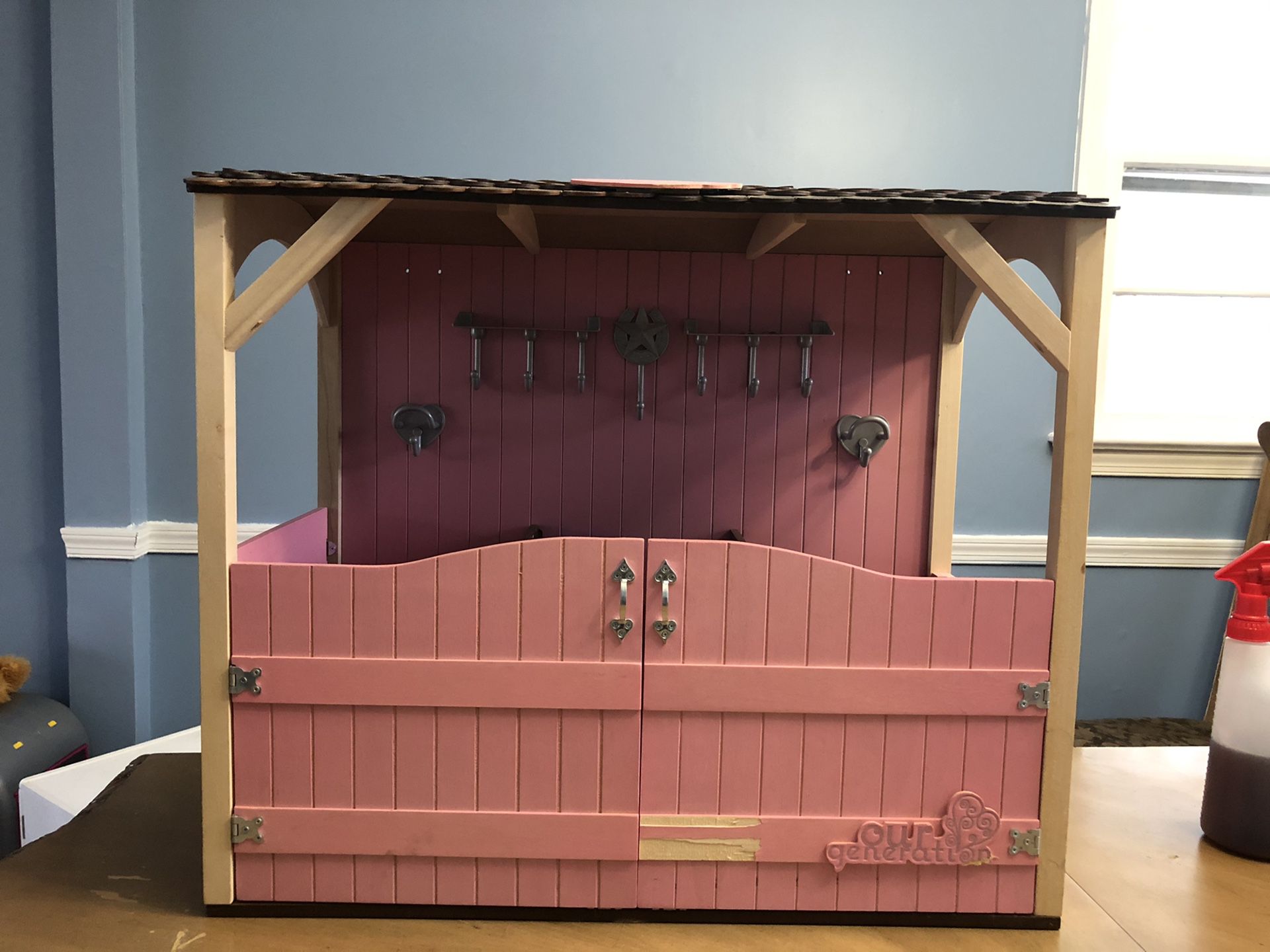 Horse stable. For 18’ dolls.