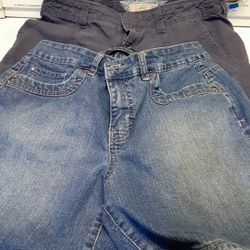 2 Pair Of Size 6 Womans Shorts 