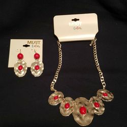 New red/silver necklace w/earrings for Sale In Mission