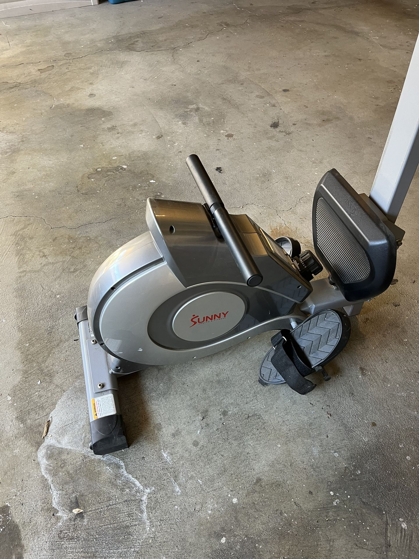 Sunny Magnetic Rowing Machine 