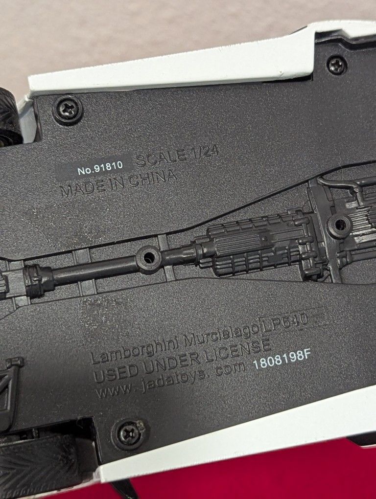 Jada 1/24 Scale Diecast Lamborghini Murcielago LP 640 White with Clear Plastic Display Showcase Collectible
