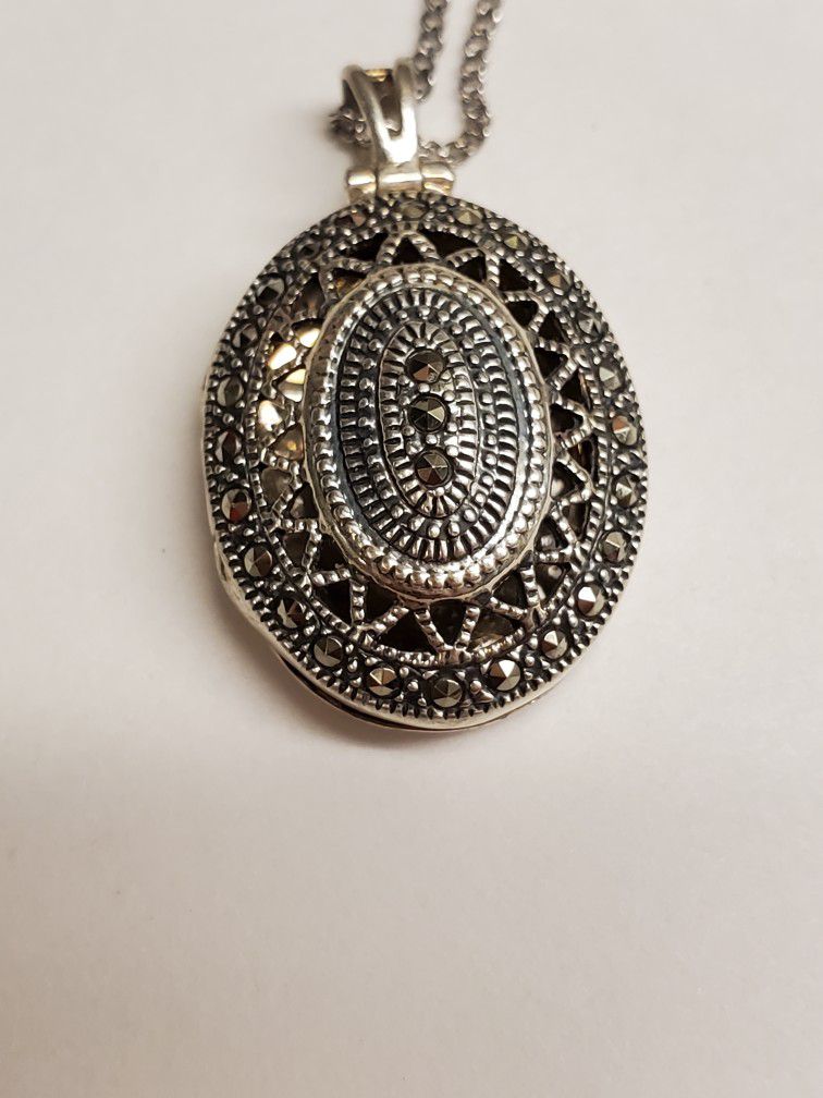 Lavish By TJM Sterling Silver Openwork Oval-shaped Locket Pendant And Necklace