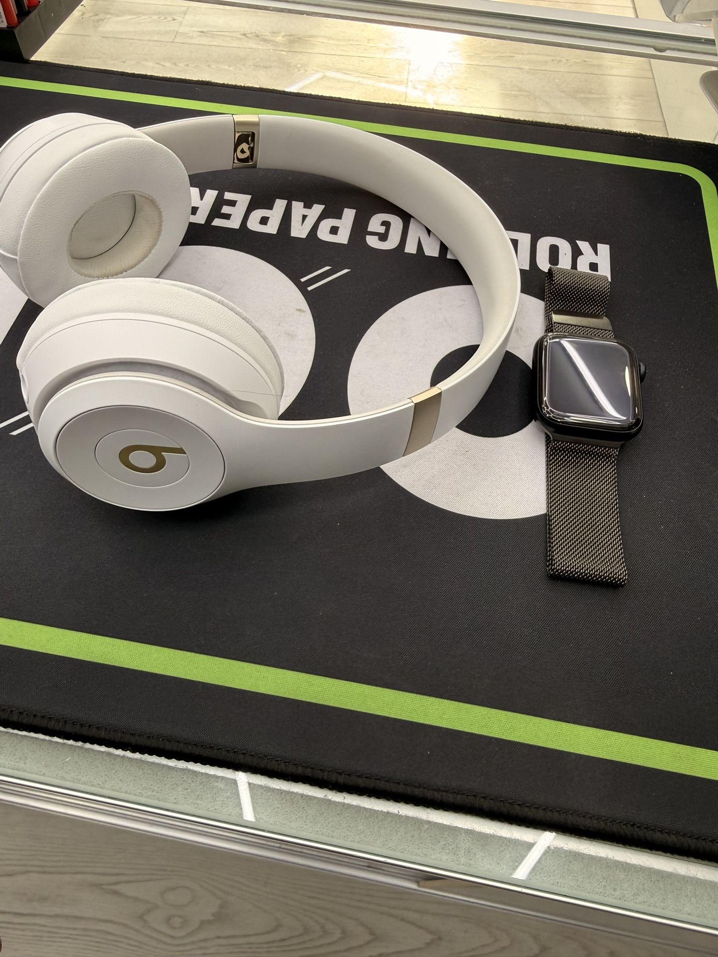 Apple Watch SE 2nd Gen  Beats 4 