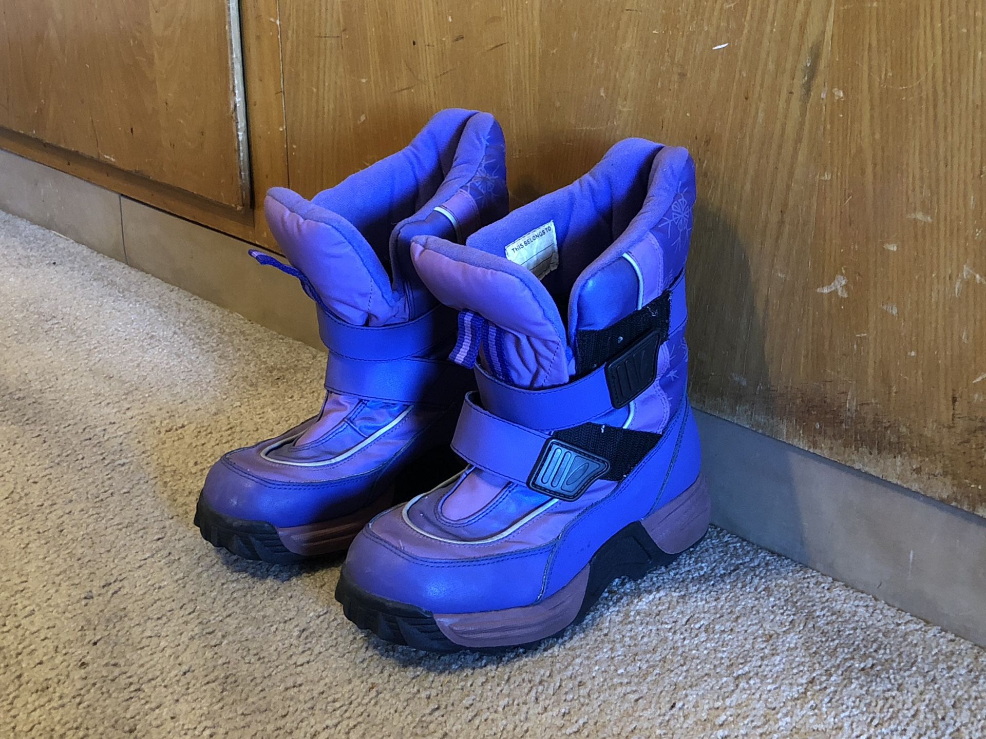 Snow boots/shoes size 4