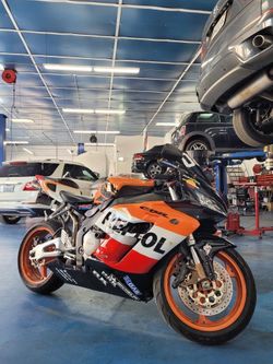 2005 honda cbr 1000rr repsol clean title 34k miles. 