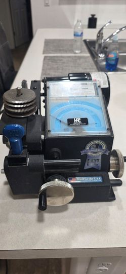 Key cutting machine