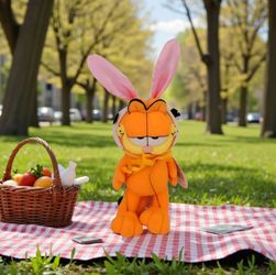 Russell Stover/Play-By-Play 10" Garfield Easter Bunny Costume Plush Toy New&Tags.
This item is a Russell Stover Garfield Easter Bunny plush toy dresse