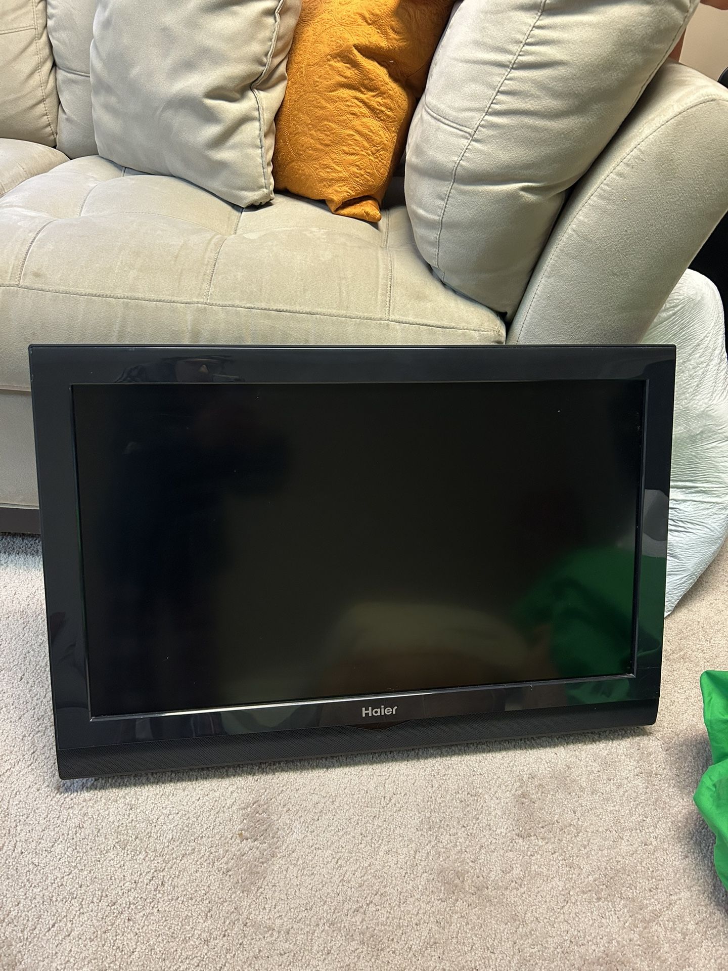 32” LCD HDTV + Roku Express