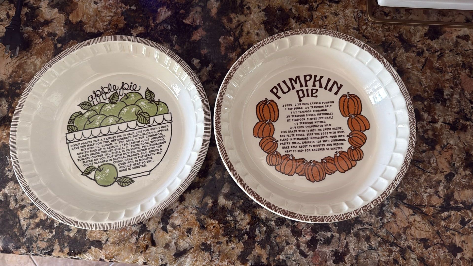 Set Of Vintage Royal China Jeannette Pie Plates β Apple Pie & Pumpkin Pie