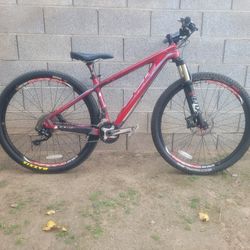 Brand New Condition Fuji Slm Carbon Fiber 29er mountain bike