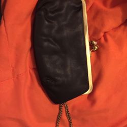 Vintage Stylemark Wristlet black with pearl kiss lock 