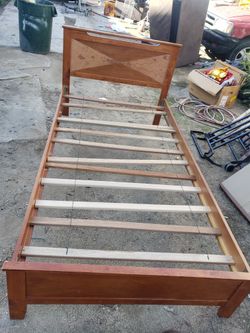 $50 base cama twin, con colchón $100