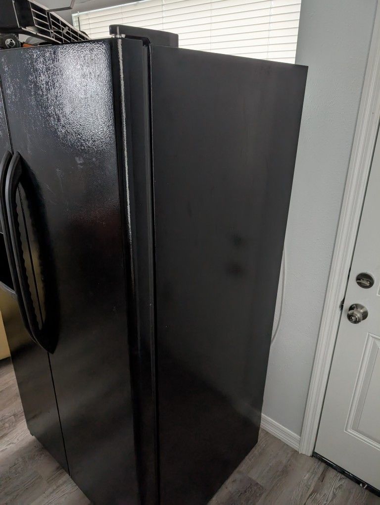 25 Cubic Foot Side By Side Black Refrigerator