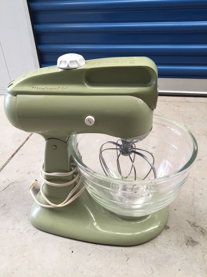 KITCHEN AID Stand Mixer Professional 550 PLUS (EMPIRE RED) for Sale in  Escondido, CA - OfferUp