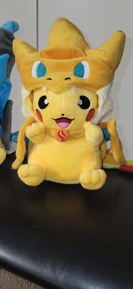 (2) Pokémon Pikachu Mega Charzard X & Y