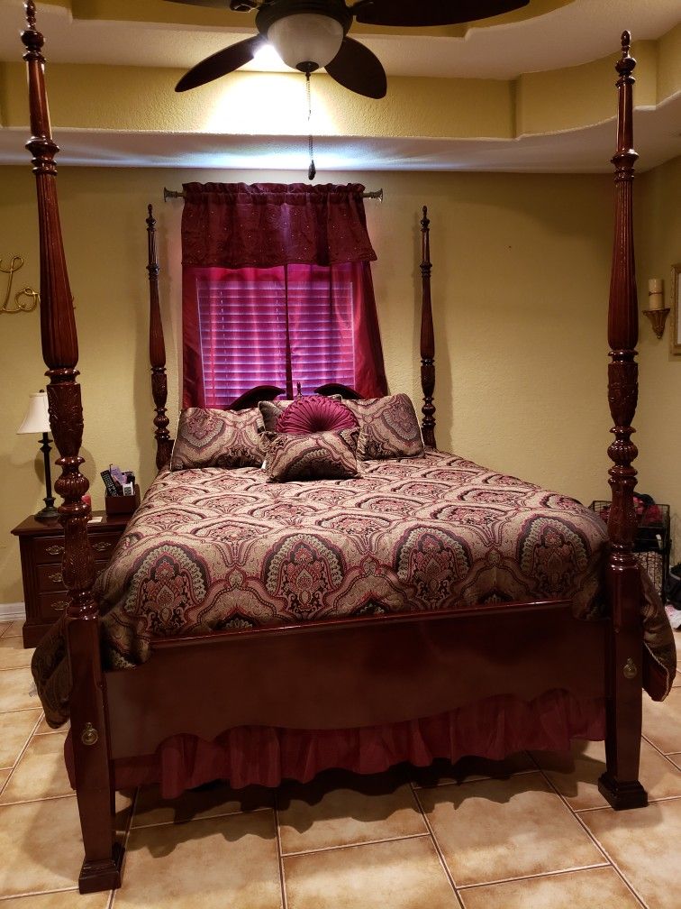 Queen Bedroom Set (Matresses Included)