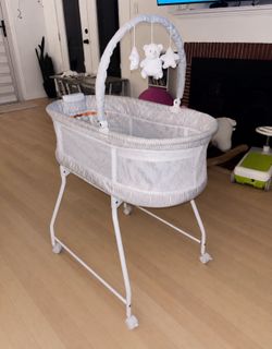 Delta bassinet, with wheel, vibrations and music