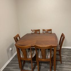 Dining Table Set with 6 Chairs + Removable Extension Leaf – Great Condition