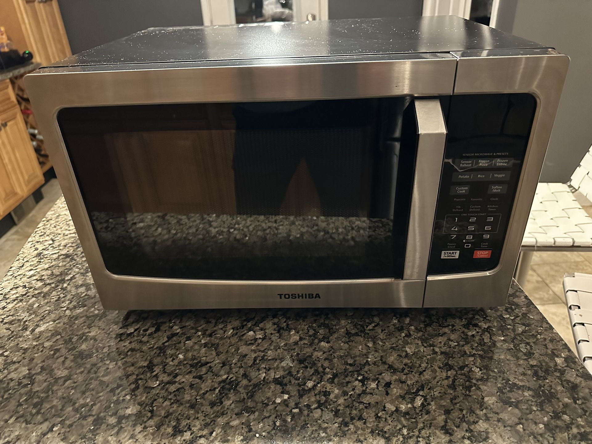 Toshiba Microwave 1100 Watt, Excellent Condition 