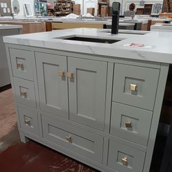 42in Bathroom Vanity With Quartz Top And Sink Included 