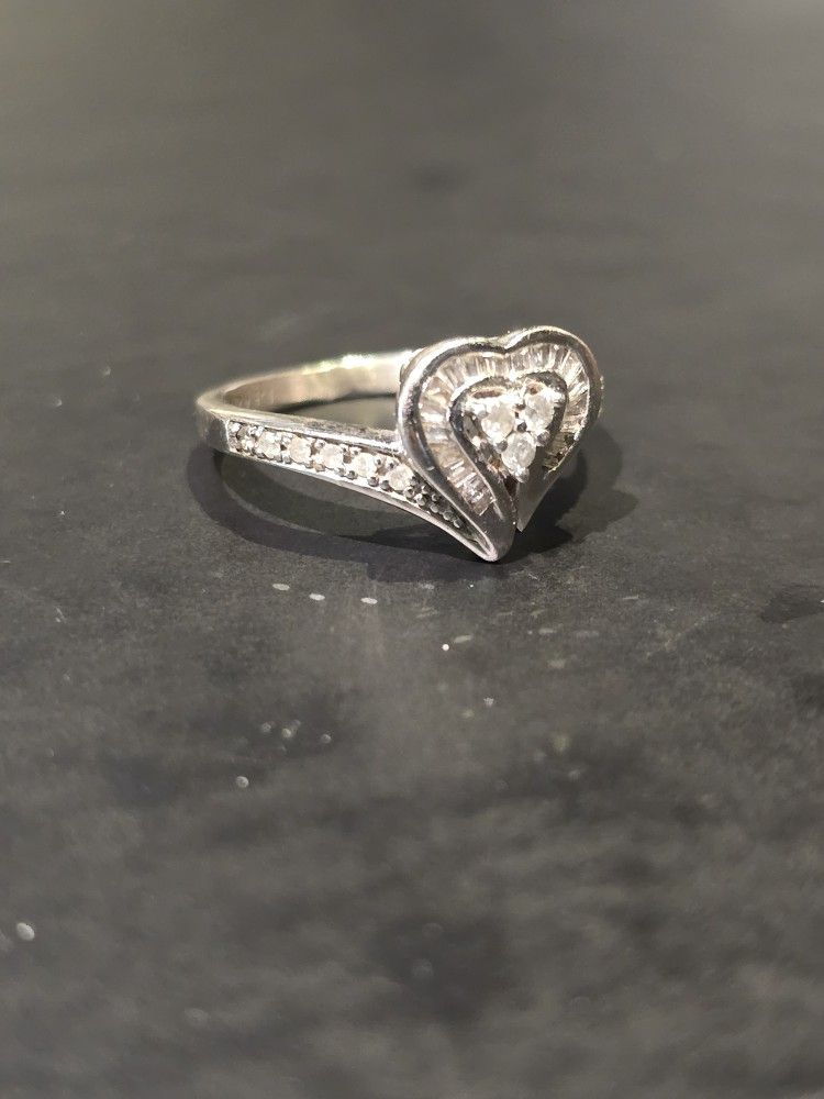 14k white gold diamond heart ring