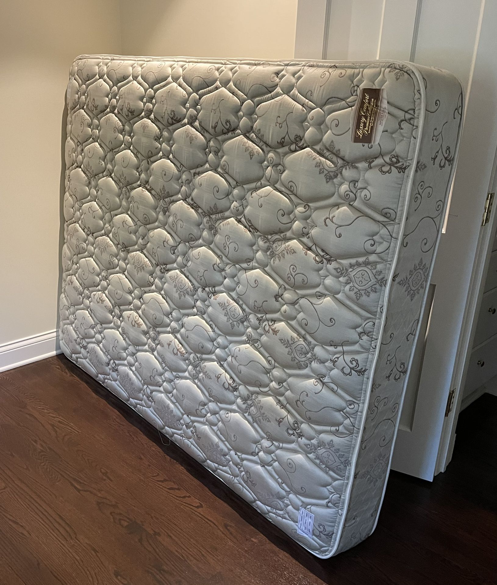 Queen Mattress - Luxury Master Sleep Brand - Exceptional Condition