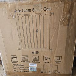 White Auto Close Safety Gate, model W105