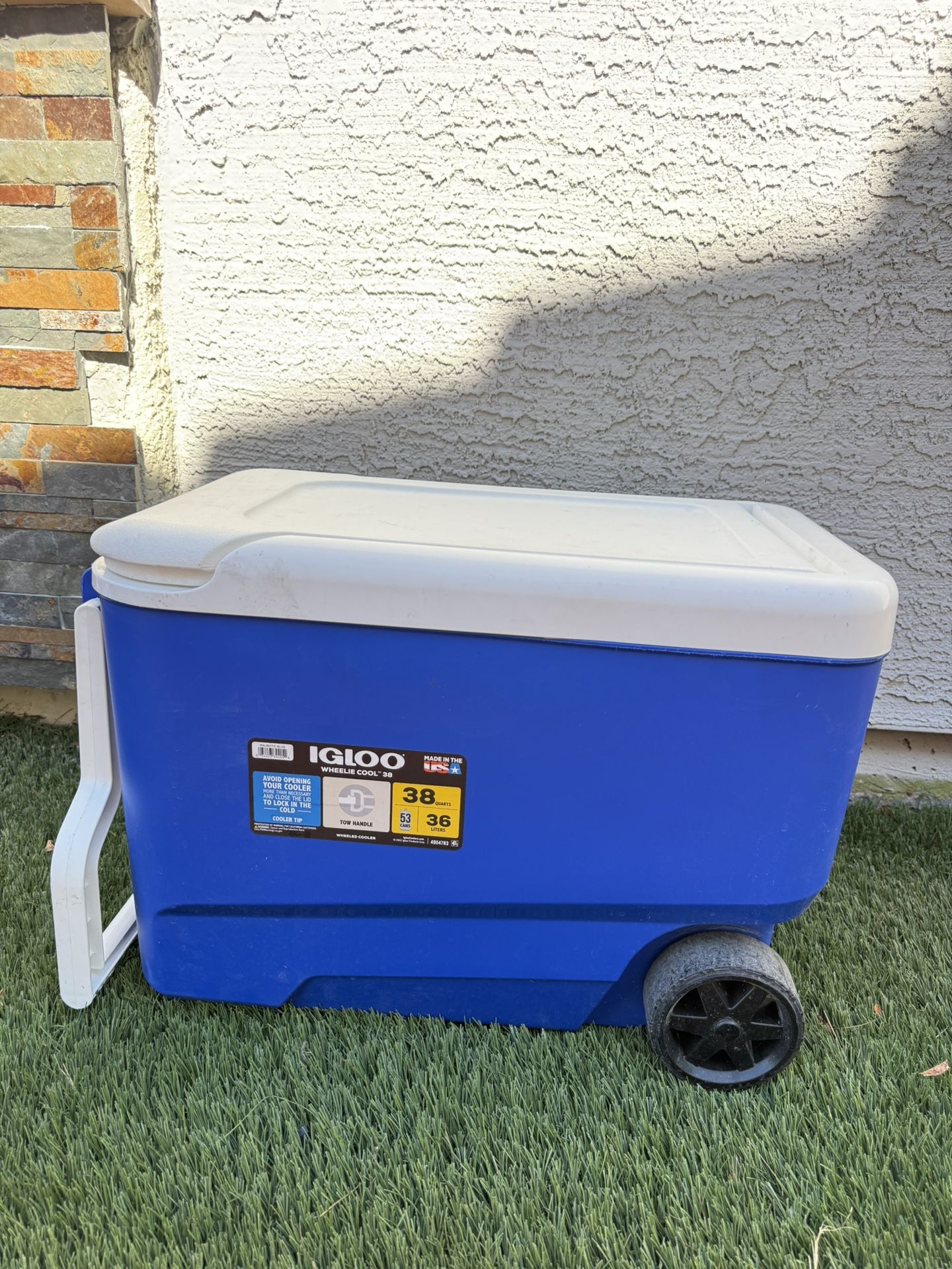 Igloo Cooler (with wheels)