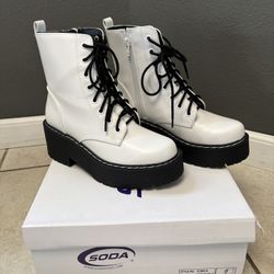 Soda Womens White Boots Size 6