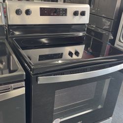New Scratch And Dent Whirlpool 4 Burner Glass Top Stainless Steel Range. 1 Year Warranty 