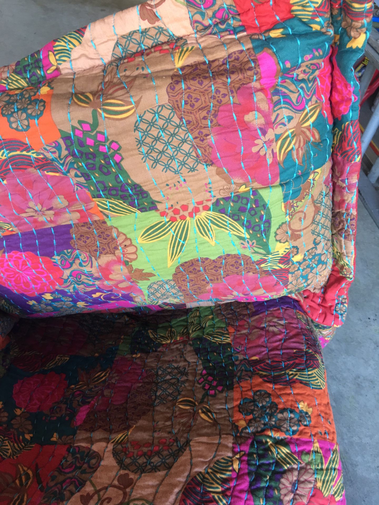 Quilt with pillow shams & 2 decorative pillows for sale