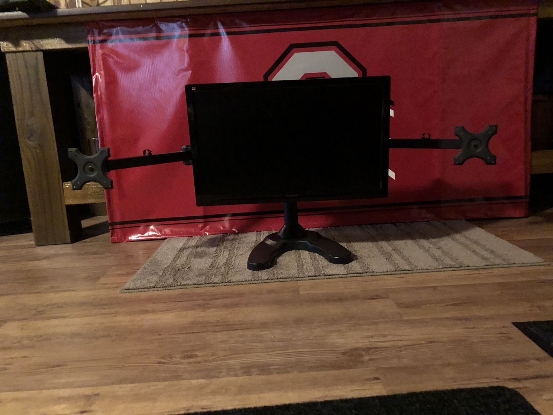24 inch computer monitor and 3 monitor stand