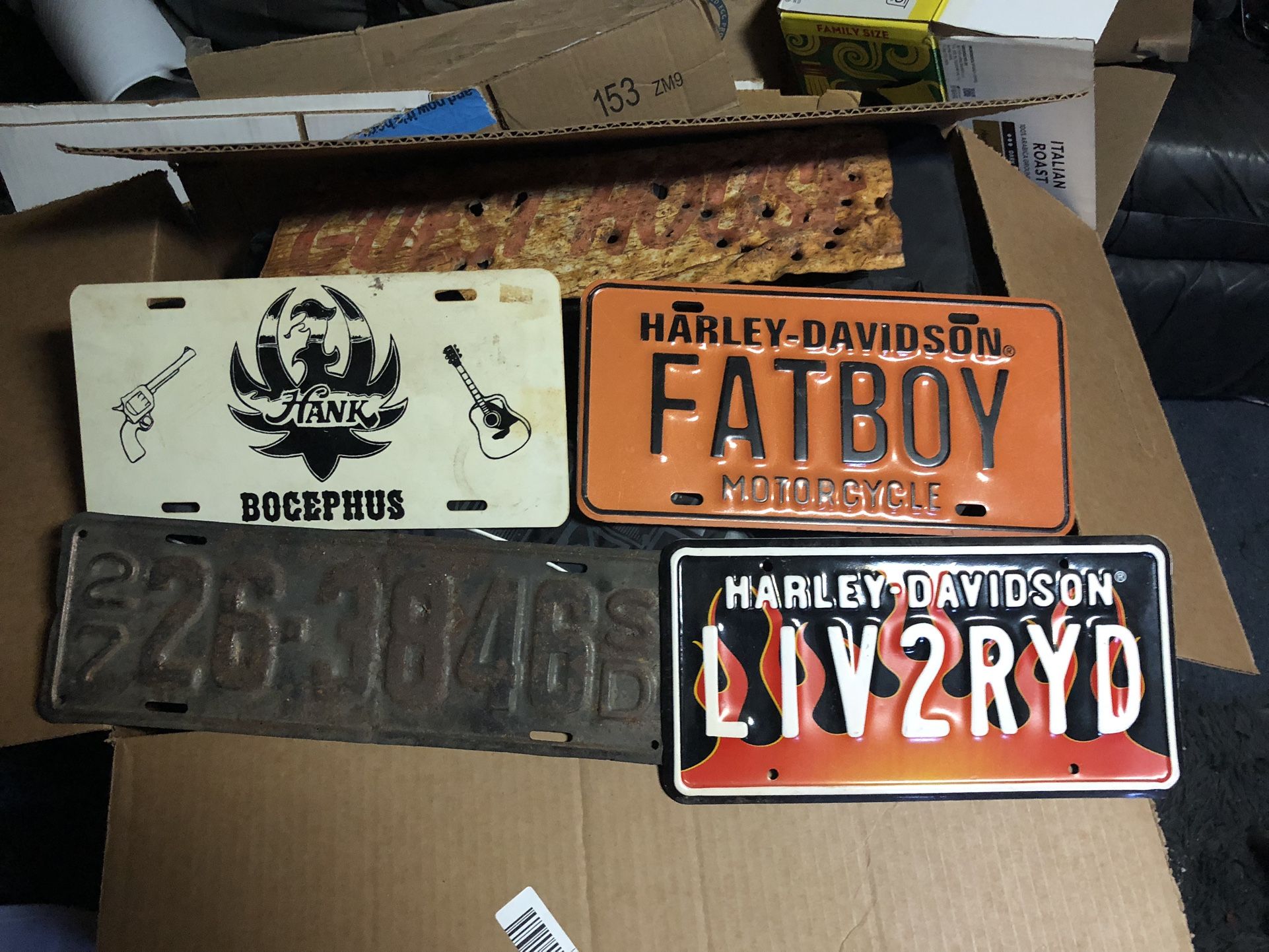 Vintage & Collector Plate Lot – Harley‑Davidson, Hank “Bocephus,” 1927 South Dakota, & Rustic Guest House Sign