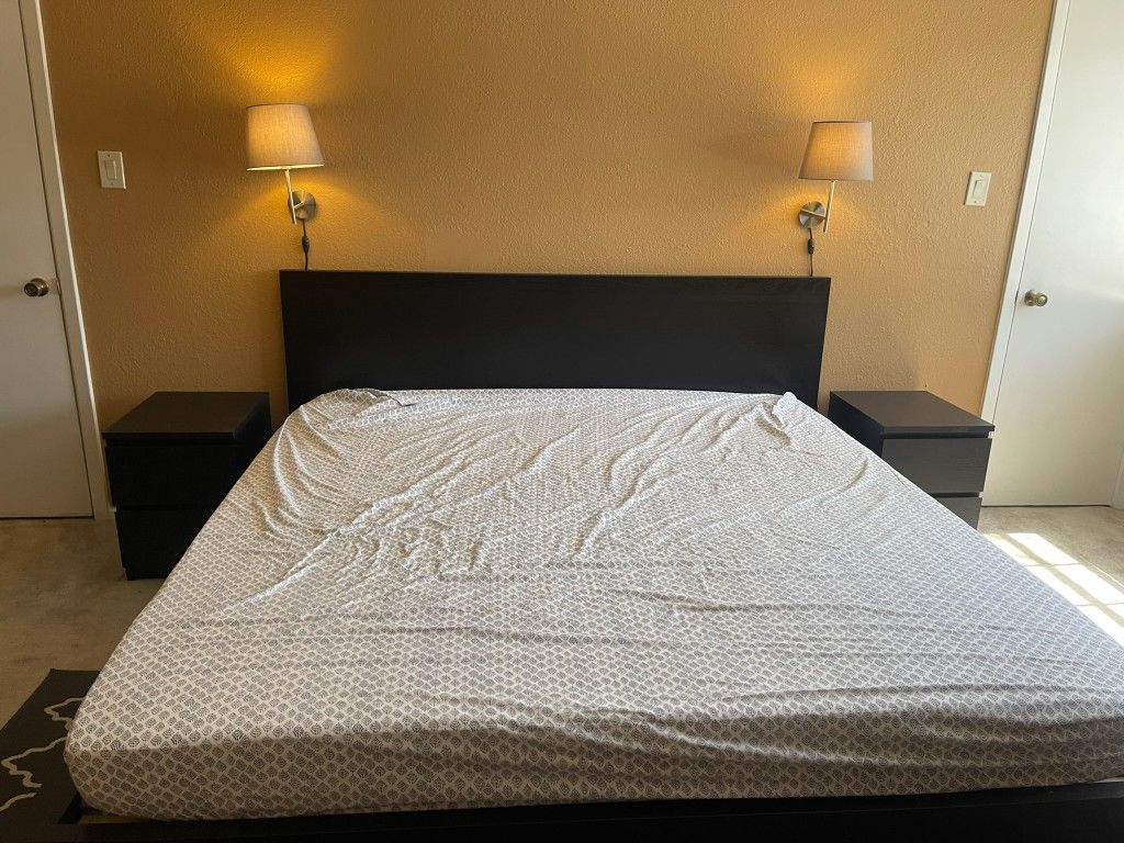 IKEA nueva vale alrededor de $400.00 cama King con 2 buros eI colchon tiene una mancha de cafe, pero le hago una rebaja. Arlington 76010