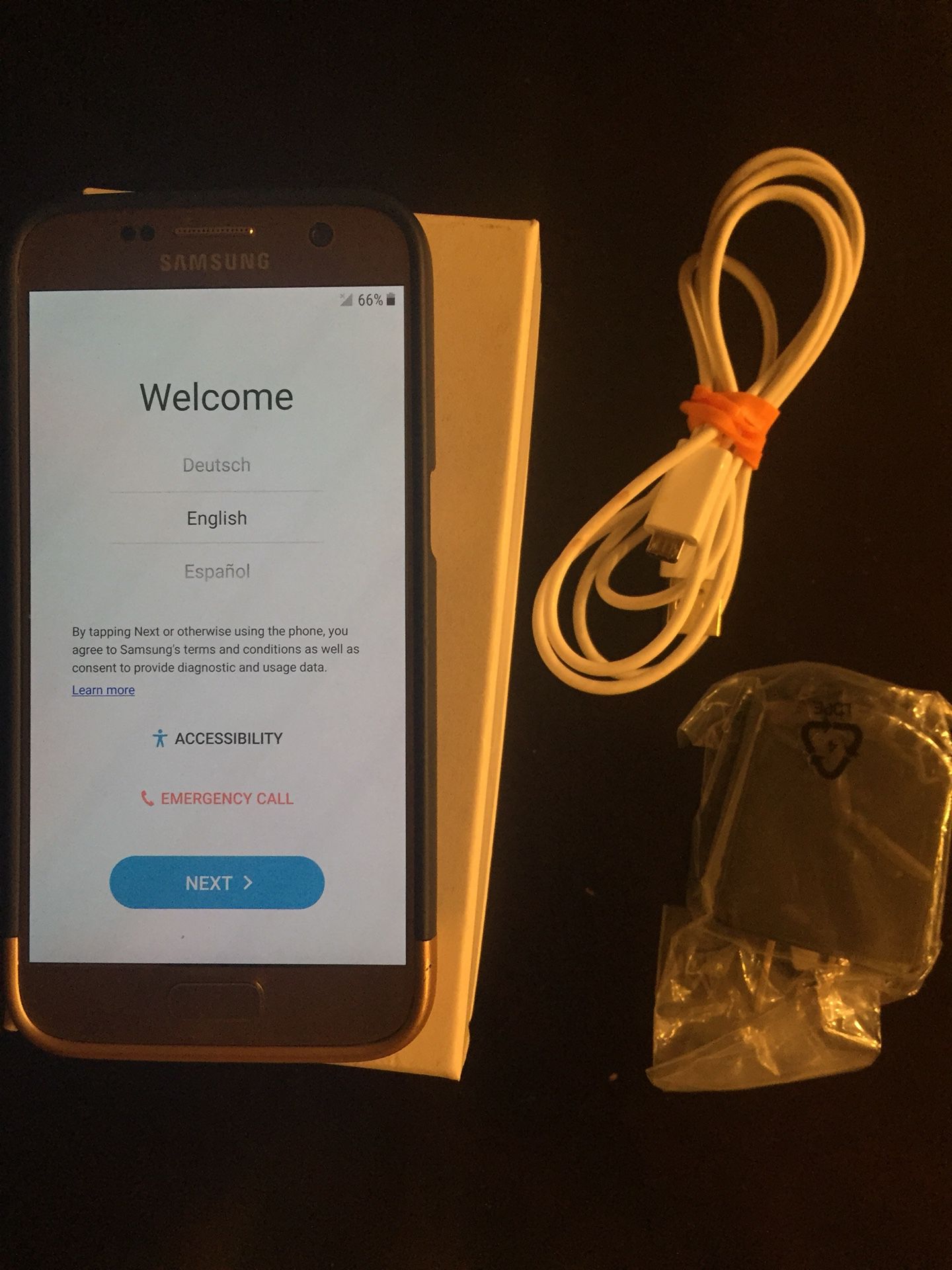 Samsung Galaxy S7 - Gold w/ Charger Cord, Brick, and Case