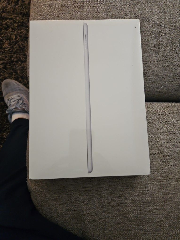 Ipad (6th Generation) Free Keyboard And Case