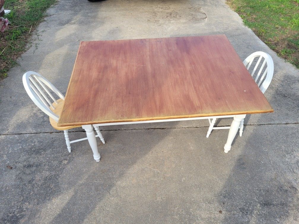Kids table with 2 chairs