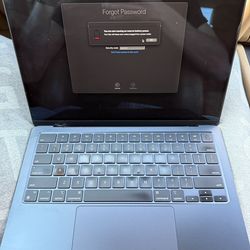 Apple MacBook Air (13.6-inch, 2022 M2