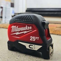 Milwaukee 25ft Magnetic Tape Measure 