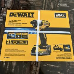 DEWALT 20V Max Impact Driver Kit with POWERSTACK Battery comes with bag charger & drill  & battery  (New)
