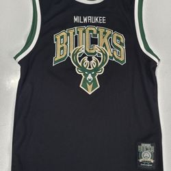 NBA Men's Milwaukee Bucks Buck Up  Basketball Jersey Eastern Conference Sz. M 