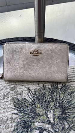 Coach Pebbled Leather Wallet In EUC 