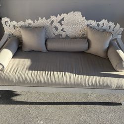 Love Seat / Daybed