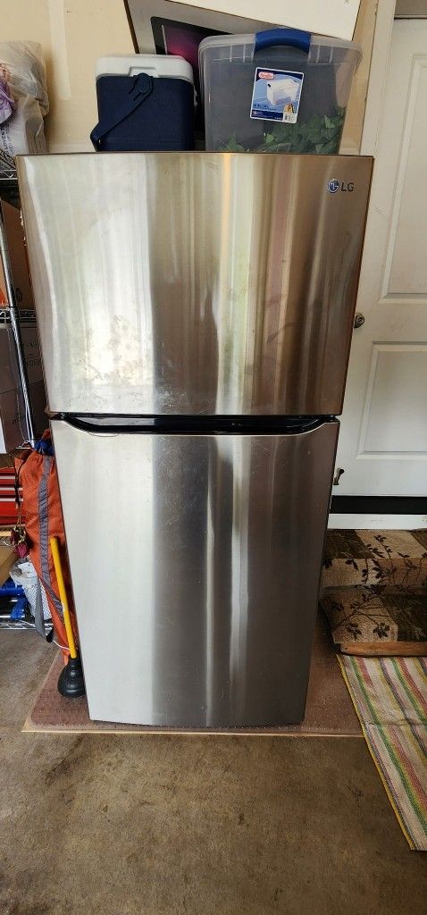 Refrigerator and Top Freezer
