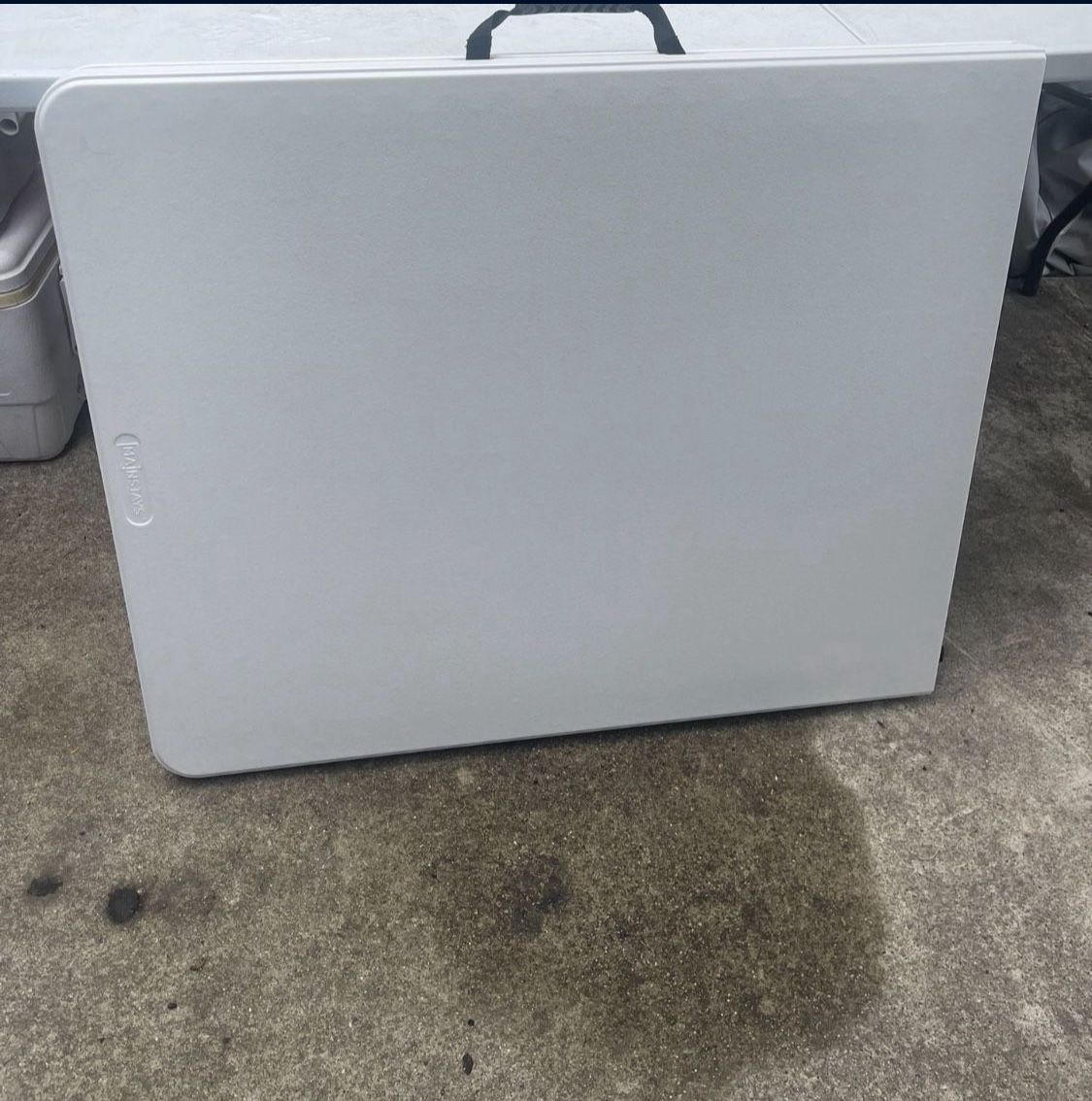 Mainstays White 6 Foot Fold-in-Half Plastic Table, Indoor