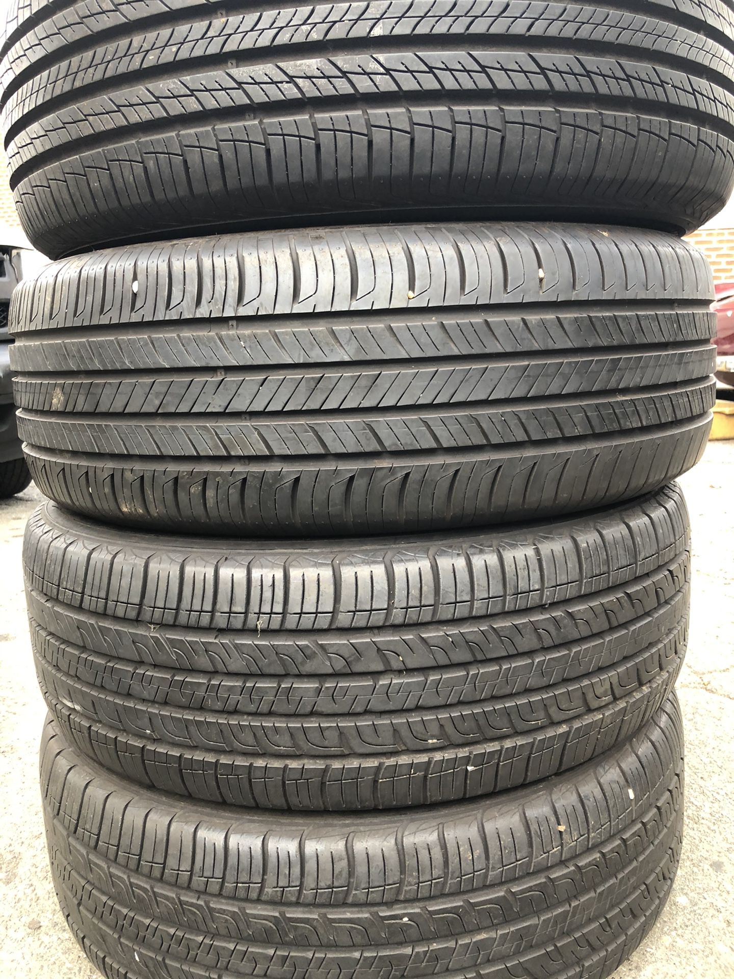 Set 4 usted tire 235/60R18 two Goodyear and two HANKOOK one have patch set 4 used tire $200 4 llantas usadas 235/60R18 2 Goodyear y 2 HANKOOK una tie