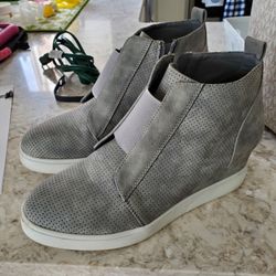 Ladies Grey Short Boots. Size 10