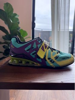 Weightlifting shoes