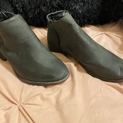 #20 Boots Size 9